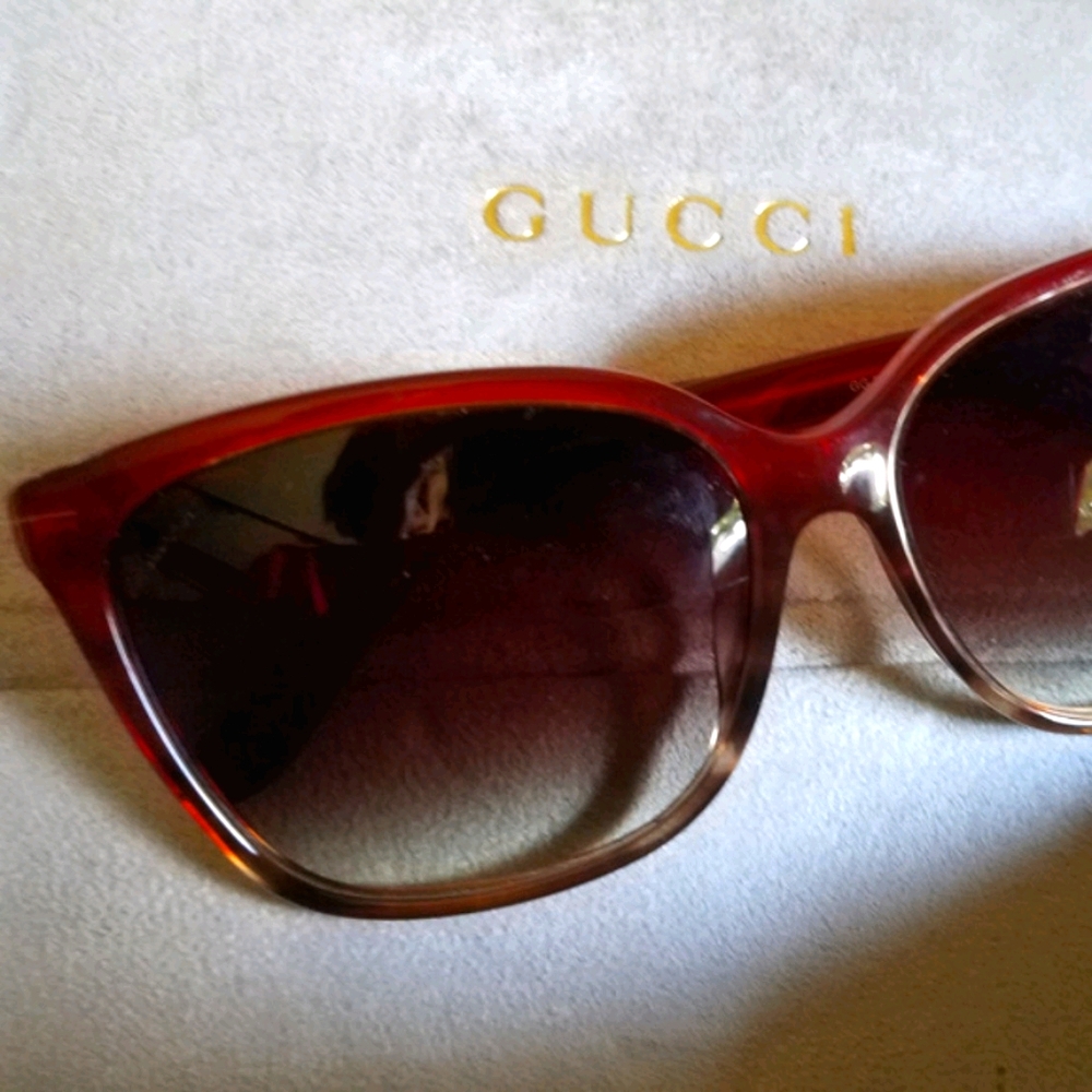 Gucci : Tom Ford Sunglasses w Orig. Leather Case.